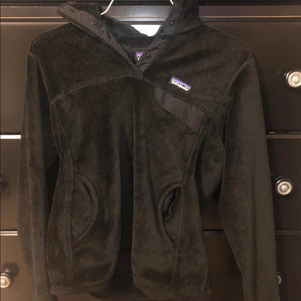 woman’s black patagonia pull over